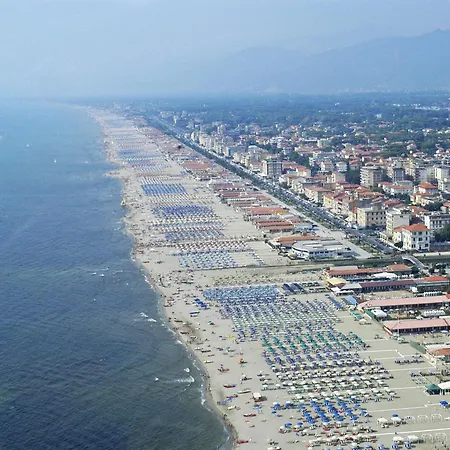 Menesini By Interhome В'яреджо